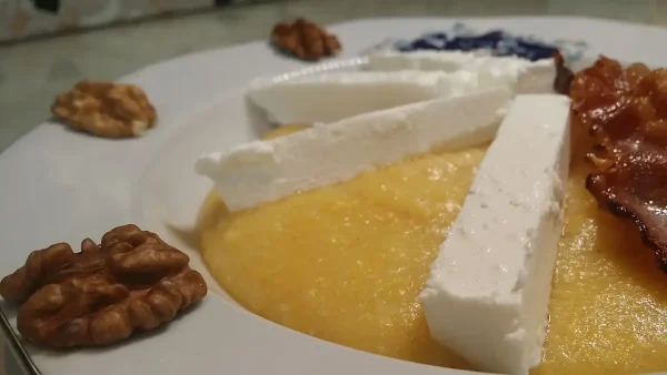 Palenta sa slaninom i sirom | Istaknuta slika 2/4 | Neka, vaša, kuhinja, zamiriše, tako, da, svi, požele, isto, mirisna, palenta, sa, slaninom, i, sirom