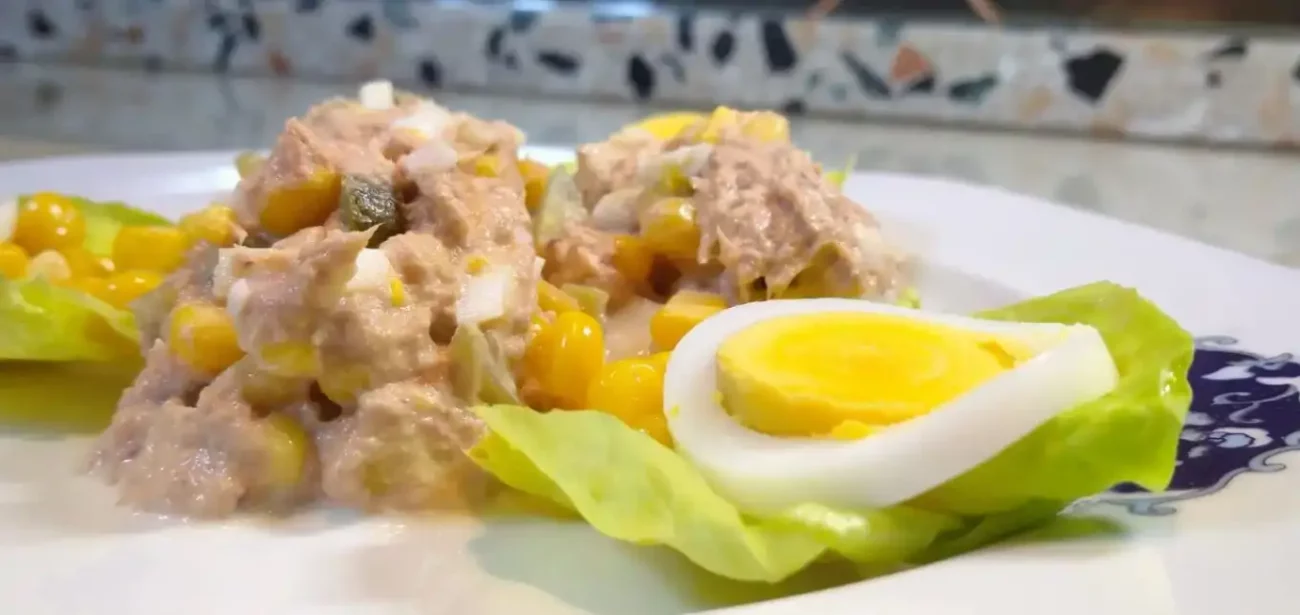 Salata sa tunjevinom, jajima i majonezom | Istaknuta slika 1/2 | zdrav, i, osvežavajući, obrok, u, toplim, letnjim, danima
