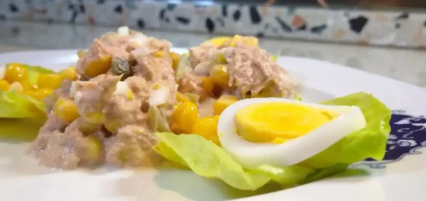 Salata sa tunjevinom, jajima i majonezom | 1/2 Salata sa tunjevinom, jajima i majonezom | Istaknuta slika 1/2 | zdrav, i, osvežavajući, obrok, u, toplim, letnjim, danima