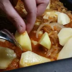 Pečenje u rerni i dodavanje krompira | Postupak 5 | Slika 2/6 Krmenadle u sosu od crnog luka | Pečenje u rerni i dodavanje krompira | Postupak 5 | Slika 2/6
