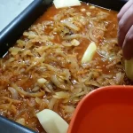 Pečenje u rerni i dodavanje krompira | Postupak 5 | Slika 3/6 Krmenadle u sosu od crnog luka | Pečenje u rerni i dodavanje krompira | Postupak 5 | Slika 3/6