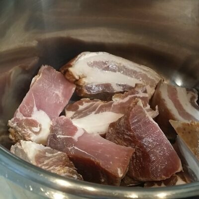 Čorbast pasulj sa suvim mesom | Priprema pasulja mesa i povrća | Postupak 1 | Slika 1/3