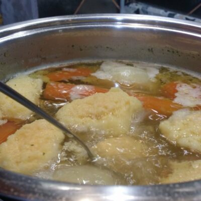 Supa sa griz knedlama | Spuštanje knedli | Postupak 3 | Slika 1/2