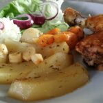 Pileći batak sa povrćem iz rerne | Ređanje i pečenje povrća i mesa | Postupak 3 | Slika 4/4