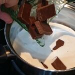 Griz torta sa vanil kremom | Priprema glazure od čokolade | Postupak 4 | Slika 1/4