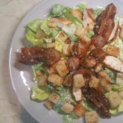 Cezar salata sa pilećim prsima | Serviranje salate na tanjiru | Postupak 4 | Slika 2/2