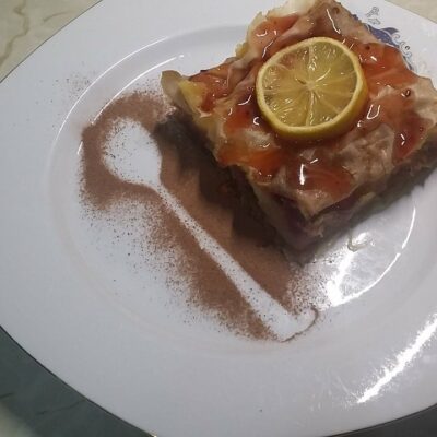Baklava sa višnjama na domaći način | 2/4 Baklava sa višnjama na domaći način | Istaknuta slika 2/4 | Baklava, sa, višnjama, idealna, poslastica, za, sve, koji, vole, slatko, i, kiselo