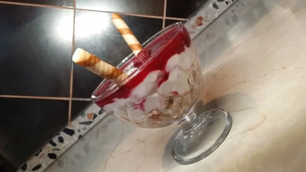 Cheesecake u čaši | Istaknuta slika 1/4 | Osvežavajući, desert, u, čaši, kremasti, užitak
