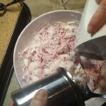 Torta Lenja Žena sa malinama | podela smese i dodavanje sastojaka u smesi | Postupak 2 | Slika 5/6