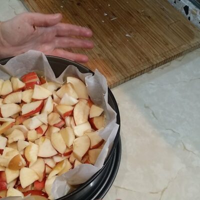 Kolač sa jabukama na tradicionalan način | Priprema jabuka u kalupu za pečenje | Postupak 1 | Slika 3/3