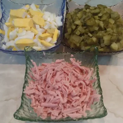 Ruska salata sa šunkom | Priprema povrća | Postupak 1 | Slika 2/2
