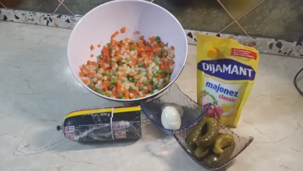 Ruska salata sa šunkom | Istaknuta slika 4/4 | Osvežavajuća, ruska, salata, kao, prilog, za, sve, prilike