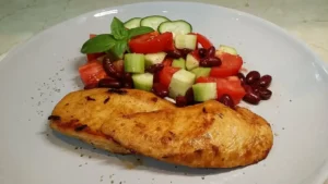 Pileći filet sa salatom