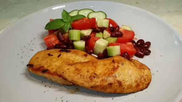Pileći filet sa salatom | Istaknuta slika 1/4 | Idealna, opcija, za, obrok, koji, se, brzo, sprema, i, jako, je, hranjiv