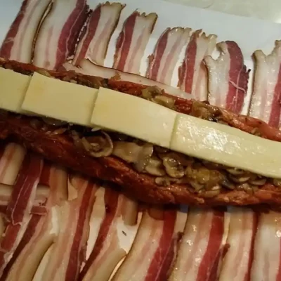 Punjeni svinjski filet za prazničnu trpezu | Istaknuta slika 3/4 | Svinjski, filet, sa, pečurkama, i, sirom, u, omotu, od, slanine