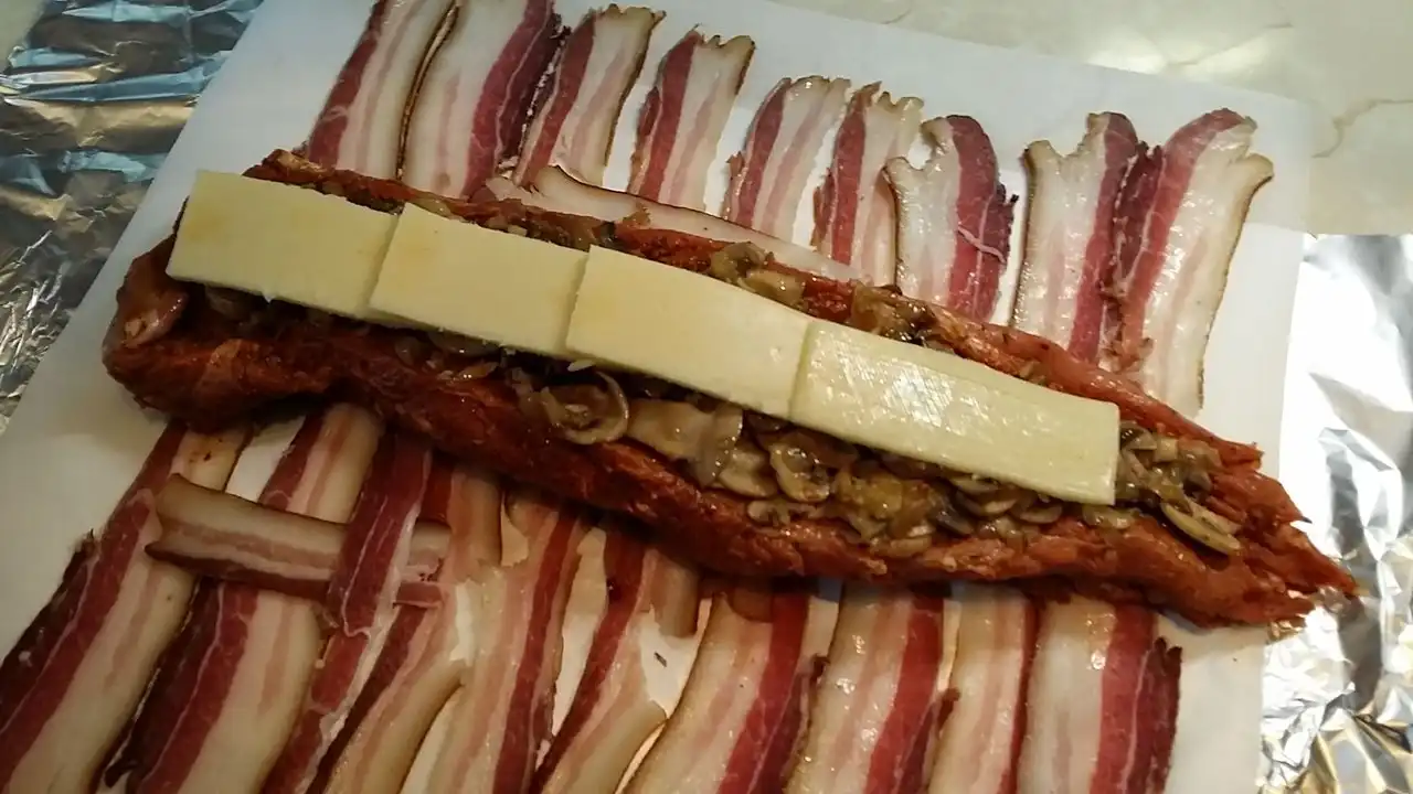 Punjeni svinjski filet za prazničnu trpezu | Istaknuta slika 3/4 | Svinjski, filet, sa, pečurkama, i, sirom, u, omotu, od, slanine