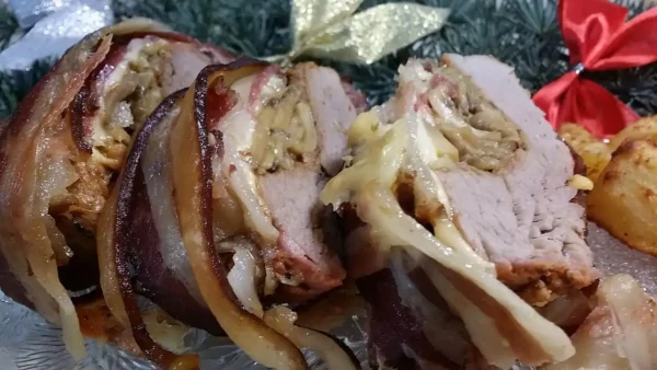 Punjeni svinjski filet za prazničnu trpezu | Istaknuta slika 2/4 | Svinjski, filet, sa, pečurkama, i, sirom, u, omotu, od, slanine