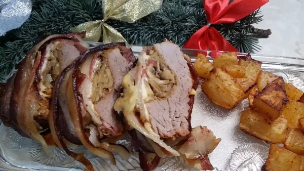 Punjeni svinjski filet za prazničnu trpezu | Istaknuta slika 1/4 | Svinjski, filet, sa, pečurkama, i, sirom, u, omotu, od, slanine