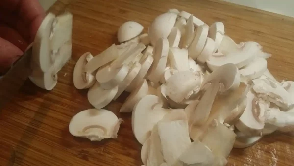 Ciriške Geschnetzeltes | 3/4 Ciriške Geschnetzeltes | Istaknuta slika 3/4 | Ciriška, piletina, na, trakice, Geschnetzltes, u, kremastom, sosu, od, pečuraka