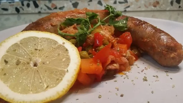 Đuveč iz rerne | Istaknuta slika 1/3 | Đuveč, sa, kobasicom, i, raznovrsnim, povrćem, kao, savršena, kombinacija