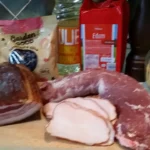 Punjeni svinjski filet sa šljivama | 4/4 Punjeni svinjski filet sa šljivama | Istaknuta slika 4/4 | Svinjski, rolat, fileta, sa, pečenicom, sirom, i, suvim, šljivama, u, omotu, od, slanine