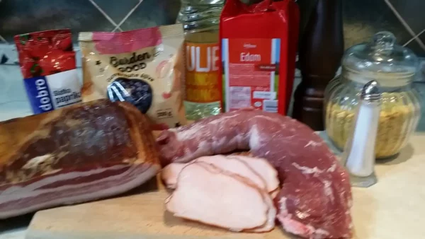 Punjeni svinjski filet sa šljivama | 4/4 Punjeni svinjski filet sa šljivama | Istaknuta slika 4/4 | Svinjski, rolat, fileta, sa, pečenicom, sirom, i, suvim, šljivama, u, omotu, od, slanine