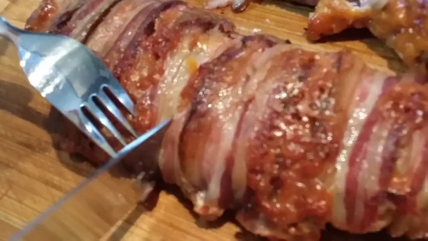 Punjeni svinjski filet sa šljivama | 3/4 Punjeni svinjski filet sa šljivama | Istaknuta slika 3/4 | Svinjski, rolat, fileta, sa, pečenicom, sirom, i, suvim, šljivama, u, omotu, od, slanine