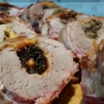 Punjeni svinjski filet sa šljivama | 2/4 Punjeni svinjski filet sa šljivama | Istaknuta slika 2/4 | Svinjski, rolat, fileta, sa, pečenicom, sirom, i, suvim, šljivama, u, omotu, od, slanine