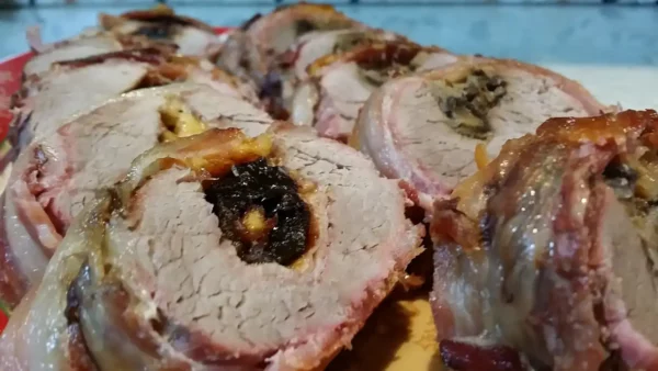 Punjeni svinjski filet sa šljivama | 2/4 Punjeni svinjski filet sa šljivama | Istaknuta slika 2/4 | Svinjski, rolat, fileta, sa, pečenicom, sirom, i, suvim, šljivama, u, omotu, od, slanine