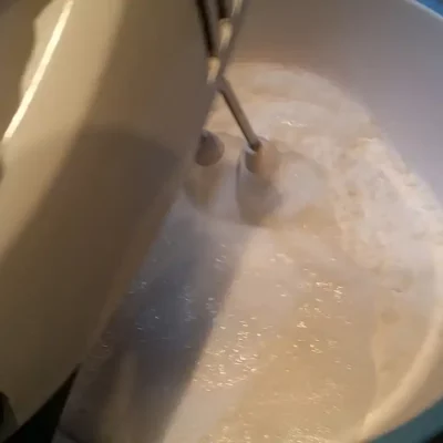 Torta čoko-moko sa malinama | Priprema šlaga | Postupak 2 | Image 2/3