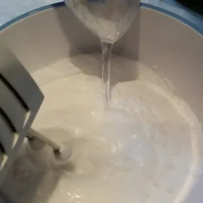 Torta čoko-moko sa malinama | Priprema šlaga | Postupak 2 | Image 1/3