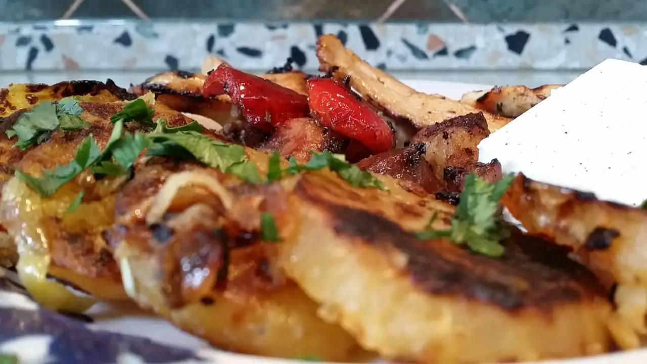 Pečeni krompir sa dinstanim lukom