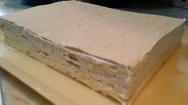 Torta beli anđeo | Istaknuta slika 3/4 | Vazdušasta, kremasta, pa, i, bogatog, slatkog, ukusa