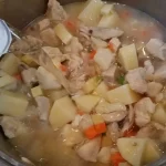Bela čorba sa piletinom i povrćem | 3/5 Bela čorba sa piletinom i povrćem | Istaknuta slika 3/5 | Razno, povrće, i, pileće, meso, u, jednoj, šerpi