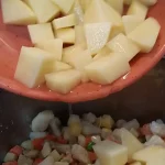 Bela čorba sa piletinom i povrćem | Dodavanje i kuvanje ostalih sastojaka | Postupak 3 | Slika 3/6