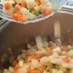 Bela čorba sa piletinom i povrćem | Dodavanje i kuvanje ostalih sastojaka | Postupak 3 | Slika 1/6