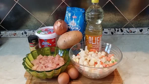 Bela čorba sa piletinom i povrćem | 4/5 Bela čorba sa piletinom i povrćem | Istaknuta slika 4/5 | Razno, povrće, i, pileće, meso, u, jednoj, šerpi