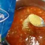 Grašak sa kobasicama | Dodavanje ostalih sastojaka i začina | Postupak 4 | Slika 3/7