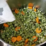 Grašak sa kobasicama | Dinstanje povrća | Postupak 2 | Slika 5/6