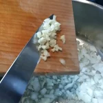 Grašak sa kobasicama | Dinstanje povrća | Postupak 2 | Slika 2/6