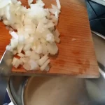 Grašak sa kobasicama | Dinstanje povrća | Postupak 2 | Slika 1/6