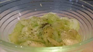 Krastavac salata sa belim lukom