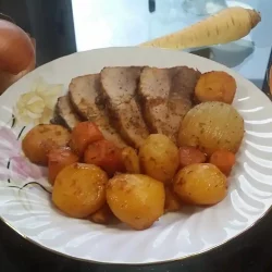 Pečeni svinjski but sa povrćem