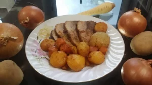 Pečeni svinjski but sa povrćem