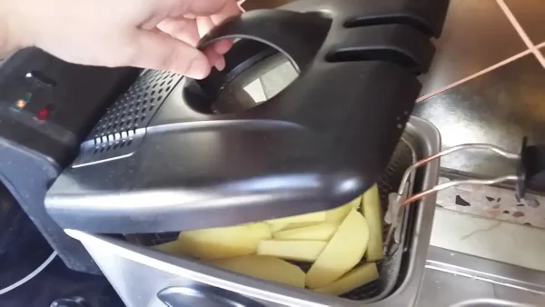 Domaći krompir iz friteze | Istaknuta slika 3/4 | Tajna, za, savršen, hrskav, spolja, a, mekan, iznutra, krompir