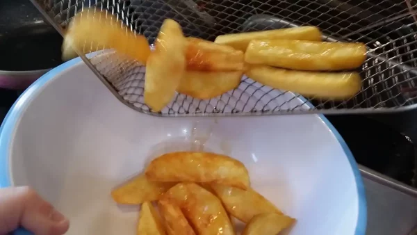 Domaći krompir iz friteze | Istaknuta slika 2/4 | Tajna, za, savršen, hrskav, spolja, a, mekan, iznutra, krompir