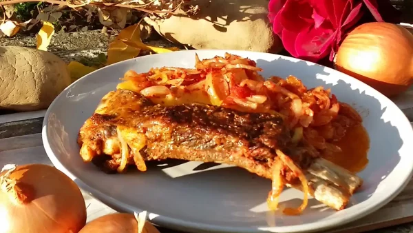 Svinjska rebra iz rerne | Istaknuta slika 1/4 | Pečena, rebra, sa, krompirom, i, crnim, lukom, u, marinadi, od, senfa, i, meda