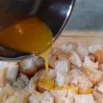 Kolač od starog hleba | Dodavanje margarina i suvog voća | Postupak 2 | Slika 3/5