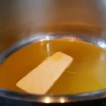 Kolač od starog hleba | Dodavanje margarina i suvog voća | Postupak 2 | Slika 2/5