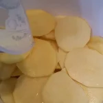 Priprema krompira | Postupak 2 | Slika 2/6 Musaka sa mlevenim mesom i krompirom | Priprema krompira | Postupak 2 | Slika 2/6